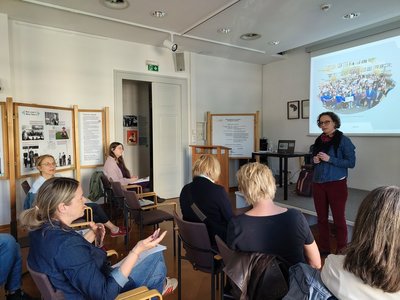 Gruppe von Menschen bei einer Präsentation