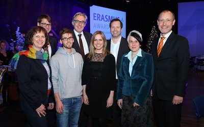 Ernst Gesslbauer, Martin Netzer, Stefan Zotti und Jörg Wohjan mit vier Siegerinnen des Erasmus+ Preises 2018.