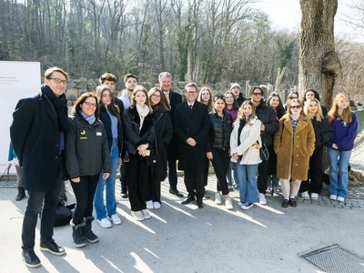 Martin Polaschek mit Schulklasse im Tiergarten Schönbrunn