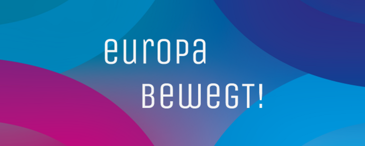 "Europa bewegt" in weißer Schrift vor Hintergrund aus rosa und blauen Farben