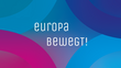 "Europa bewegt" in weißer Schrift vor Hintergrund aus rosa und blauen Farben