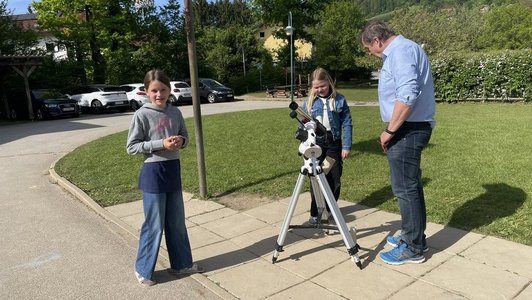 Schülerinnen beobachten den Himmel mit Wissenschaftsbotschafter