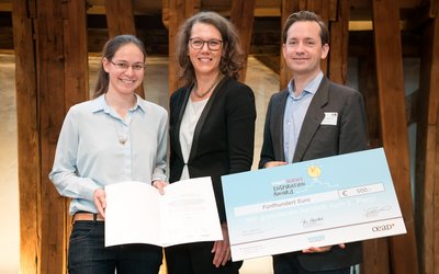 Susanne Schwendinger (HTL Dornbirn), Iris Rauskala (BMBWF), Jakob Calice (OeAD) mit dem Young-Science-Inspiration-Award 