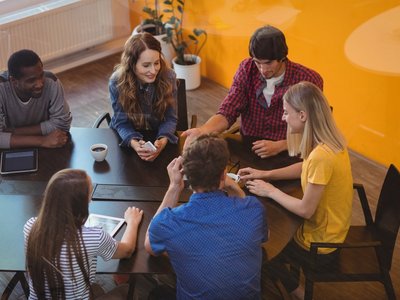 Junge Menschen beim arbeiten