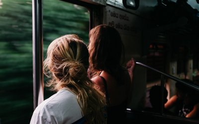 Zwei junge Frauen schauen aus dem Fenster in einem Zug