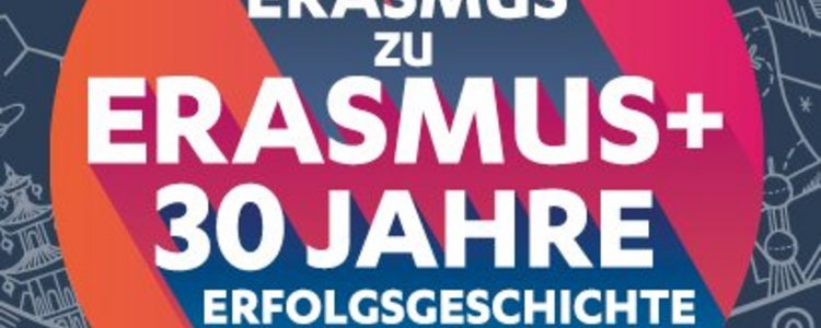 Dunkelblauer Erasmus Banner mit weißem Schriftzug auf rotem Kreis "Von Erasmus zu Erasmus+ 30 Jahre Erfolgsgeschichte"