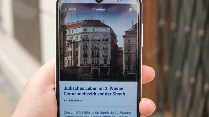 Man sieht einen HAndy-Screen auf dem die IWalk-App geöffnet ist