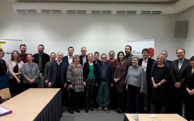 Große Gruppe von circa 30 Personen bei einem Treffen der "Academic Cooperation Association" im OeAD-Haus in Wien.
