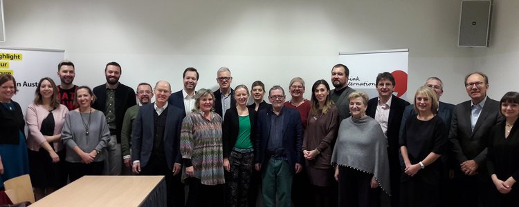 Große Gruppe von circa 30 Personen bei einem Treffen der "Academic Cooperation Association" im OeAD-Haus in Wien.