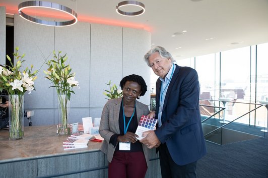 Andreas Obrecht, Leitung des APPEAR Teams (Speaker/Host) und Violet Kisakye, Mountains of the Moon University (Speakerin) mit dem neuesten APPEAR Buch "Metareflections".
