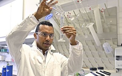 Nuno Maulide with test tube in the laboratory