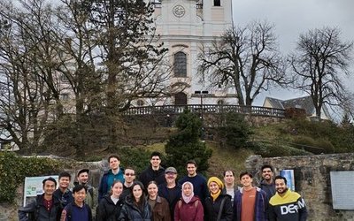 Group picture in front of Pöstlingberg Church