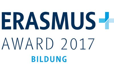 Dunkelblauer Schriftzug "Erasmus+ Award 2017 Bildung" auf weißem Hintergrund