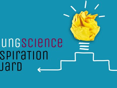 "Young Science Inspiration Award" und eine Glühbirne auf einem Podest vor blauem Hintergrund 