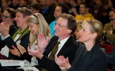 [Translate to English:] Barbara Weitgruber und Christian Smoliner vom Bundesministerium für Wissenschaft und Forschung applaudieren im Publikum.