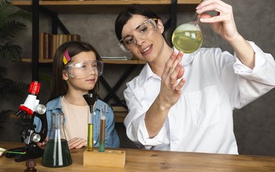 Wissenschaftlerin erklärt Mädchen chemische Prozesse