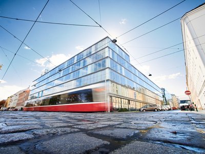 Straßenbahn vor dem Uni-Gebäude