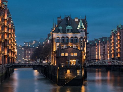 Speicherstadt Hamburg in der Abenddämmerung.