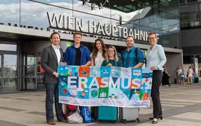 Bundesministerin Iris Rauskala verabschiedete gemeinsam mit OeAD-GF Jakob Calice vier Teilnehmerinnen und Teilnehmer am Programm Erasmus+.
