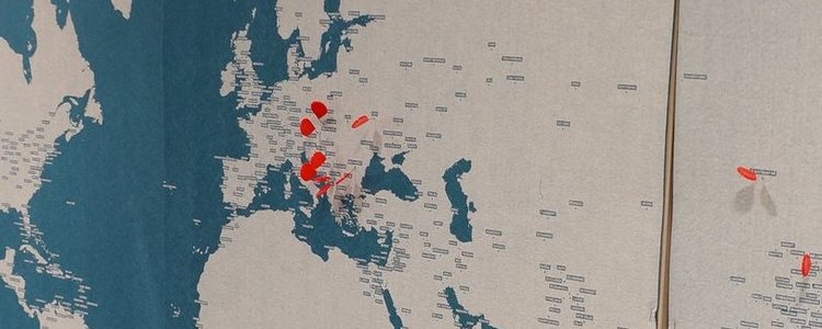 Weltkarte mit Pins in verschiedenen Ländern