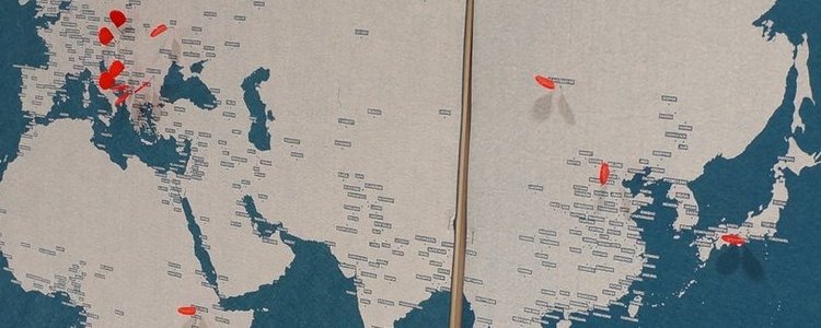 Weltkarte mit Pins in verschiedenen Ländern