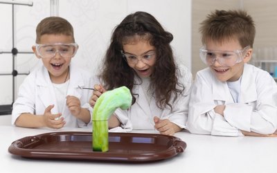 Kinder vor Experiment mit Reagenzgläsern