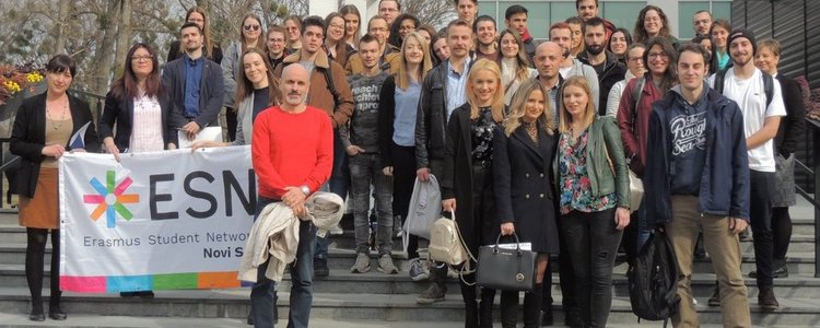 Eine größere Gruppe von internationalen Studierenden an der Universität Novi Sad posiert für ein Gruppenfoto