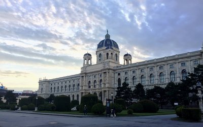 Das Gebäude des Naturhistorischen Museums Wien in der Abenddämmerung.
