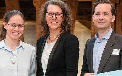 BM Iris Rauskala und OeAD-GF Jakob Calice verleihen den Young Science-Inspiration Award an Susanne Schwedinger (HTL Dornbirn)