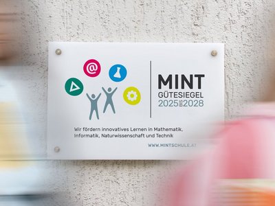 "Mint Gütesiegel"-Plakette an einer Wand