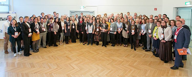 Gruppenfoto der 102 Teilnehmer/innen am EQAVET-Forum in Wien 2018