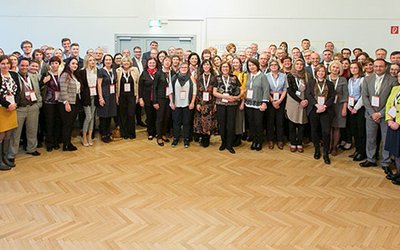 Gruppenfoto der 102 Teilnehmer/innen am EQAVET-Forum in Wien 2018