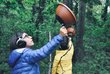 Jugendliche mit Plant-Pot-Mics beim Aufnehmen von Waldgeräuschen
