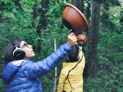 Jugendliche mit Plant-Pot-Mics beim Aufnehmen von Waldgeräuschen
