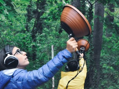 Mädchen im Wald mit Aufnahmegerät