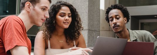 Studierende gemeinsam beim Lernen 