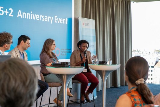 Podiumsdiskussion Metareflections: Experiences and Perspectives, Violet Kisakye (Mountains of the Moon University) am Wort