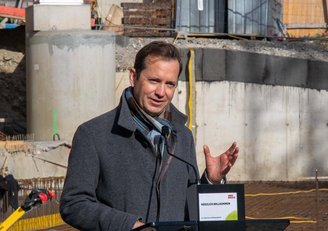 OeAD-Geschäftsführer Jakob Calice hält eine Rede beim Spatenstich eines neuen OeAD student housing Wohnheims in Innsbruck im Oktober 2023