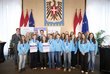 Bildungsminister Christoph Wiederkehr (Mitte), Ernst Gesslbauer (OeAD), Ursula Panuschka (OeAD, beide links im Bild) mit Schülerinnen und Schülern sowie Lehrpersonen des BG/BRG Judenburg. Die Schule gewann den ersten Platz bei den nationalen eTwinning-Preisen.