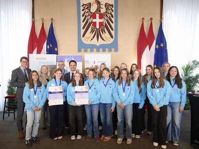 Bildungsminister Christoph Wiederkehr (Mitte), Ernst Gesslbauer (OeAD), Ursula Panuschka (OeAD, beide links im Bild) mit Schülerinnen und Schülern sowie Lehrpersonen des BG/BRG Judenburg. Die Schule gewann den ersten Platz bei den nationalen eTwinning-Preisen.