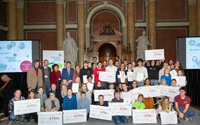 Eine große Gruppe Schülerinnen und Schüler, die die Citizen Science Awards gewonnen haben im Festsaal der Uni Wien.