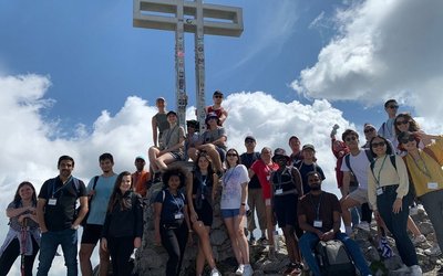 Stipendiatinnen und Stipendiaten beim Gipfelkreuz am Schneeberg