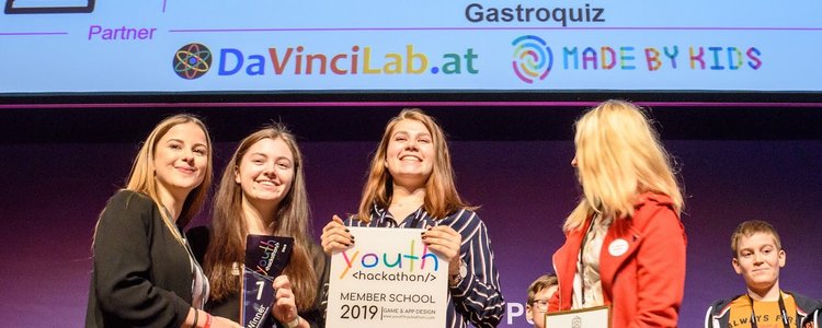 Jugendliche stehen auf einer Bühne und erhalten eine Auszeichnung als "Youth Hackathon Member School 2019", Grafik MadeByKids/Jacqueline Godany 