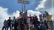 Stipendiatinnen und Stipendiaten beim Gipfelkreuz am Schneeberg