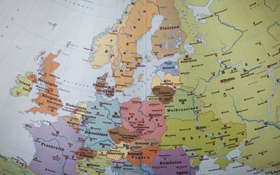 Das Bild zeigt eine Landkarte, auf der Europa und der westliche Teil von Russland abgebildet sind