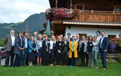 Gruppenbild von Fischler, Zotti, Gesslbauer, Fried mit Leiter/innen der europäischen Mobilitätsagenturen beim European Forum Alpbach 2017.