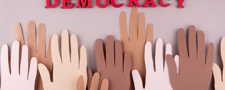 Papiercollage mit Händen und dem Wort "Democracy"