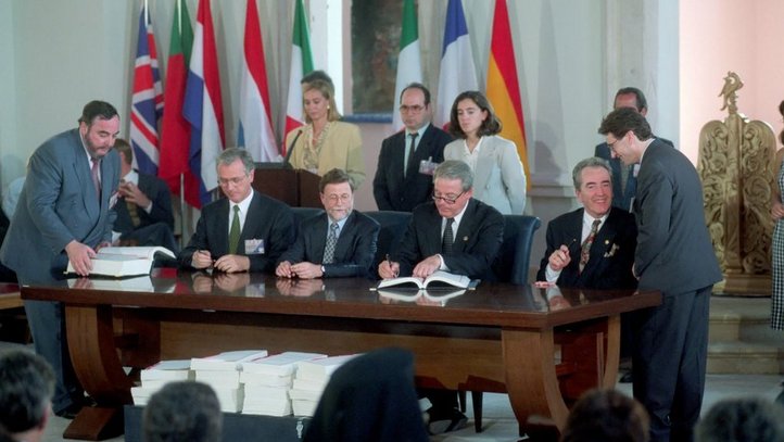 Unterzeichnung des Beitrittsvertrags zwischen Österreich und der Europäischen Union (sitzend von links nach rechts: Ulrich Stacher, Manfred Scheich, Franz Vranitzky, Alois Mock)