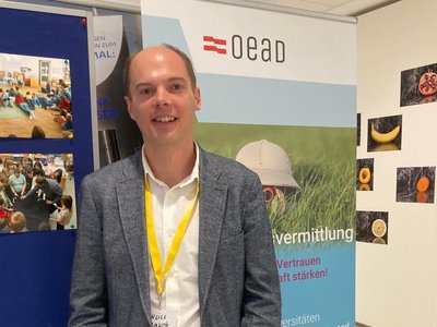 OeAD-Mitarbeiter beim Infostand