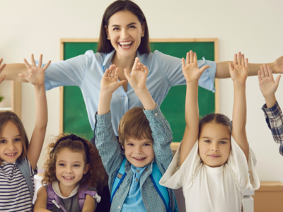 Lehrerin mit Schülerinnen und Schülern